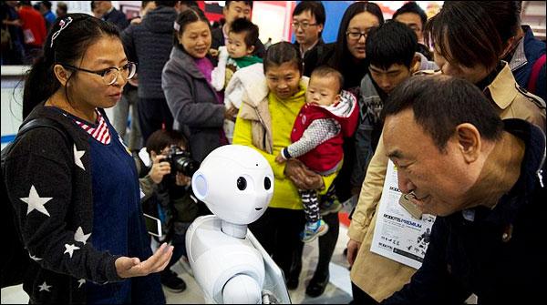 چین میں آئس کریم بنانے والاروبوٹ توجہ کا مرکز