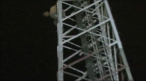 ملتان: نوجوان کی ٹاور پر چڑھ کر خودکشی کی کوشش