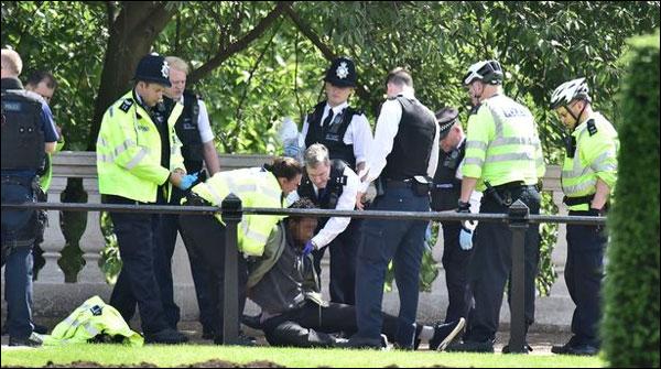 لندن ،بکنگھم پیلس کے قریب سے چاقو بردار گرفتار
