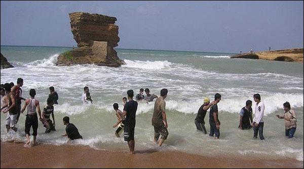 کراچی، سمندر میں نہانے پر 6 ماہ کیلئے پابندی