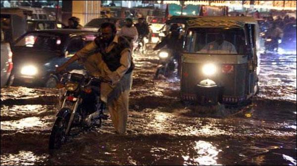 کراچی: نیپا چورنگی کے قریب سیوریج لائن پھٹ گئی