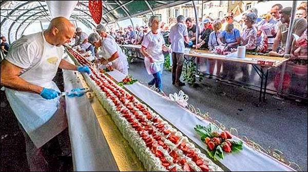 فرانس میں دنیا کا سب سے لمبا اسٹرابیری کیک تیار