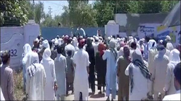 پشاور؛ پی ٹی آئی کے مشتعل کارکنوں کا لوڈشیڈنگ کے خلاف مظاہرہ