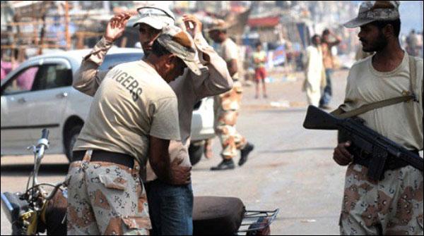 کراچی کے مختلف شاپنگ مالز میں رینجرز کی اسنیپ چیکنگ