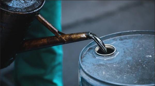 عالمی مارکیٹ میں خام تیل 2 ڈالر مزید سستا ہوگیا