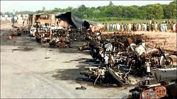 آئل ٹینکر حادثہ: قومی شاہراہ پر ڈائیورژن بنا دیا گیا