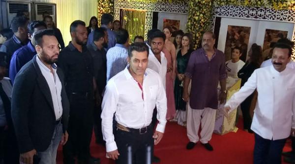 سلمان ، شاہ رخ سمیت بالی وڈ شخصیات کی افطار پارٹی میں شرکت