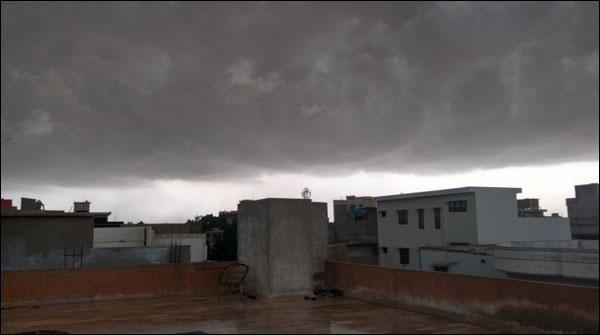 کراچی:مختلف علاقوں میں تیز ہواؤں کے ساتھ بارش