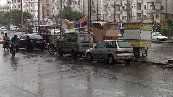 کراچی: موسلا دھار بارش، کرنٹ لگنے سے 2 افراد جاں بحق