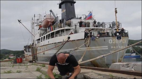 روسی باڈی بلڈر کا 4200ٹن وزنی بحری جہاز کھینچنے کا عالمی ریکارڈ