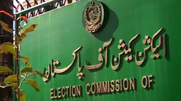 عمران خان نا اہلی کیس: سپریم کورٹ میں مقدمہ چلنے پر الیکشن کمیشن میں سماعت ملتوی