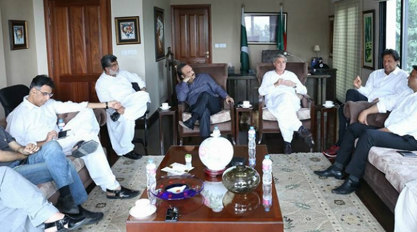 عمران خان کی زیر صدارت پارٹی رہنماؤں کا ہنگامی اجلاس