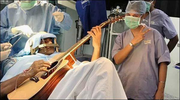 دماغ کے آپریشن کے دوران مریض نے گٹار بجایا