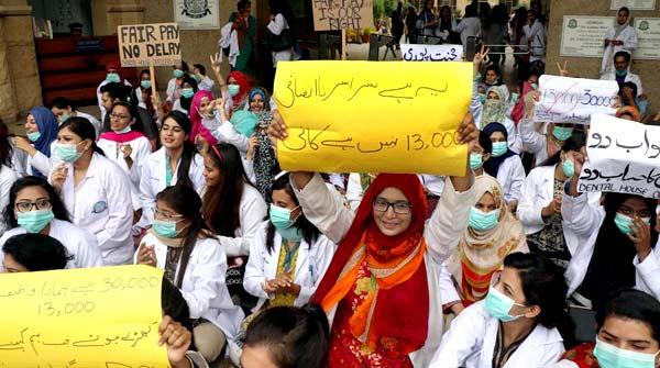 کراچی: ڈاؤیونیورسٹی کے ڈاکٹرز کے احتجاج کا چوتھا روز