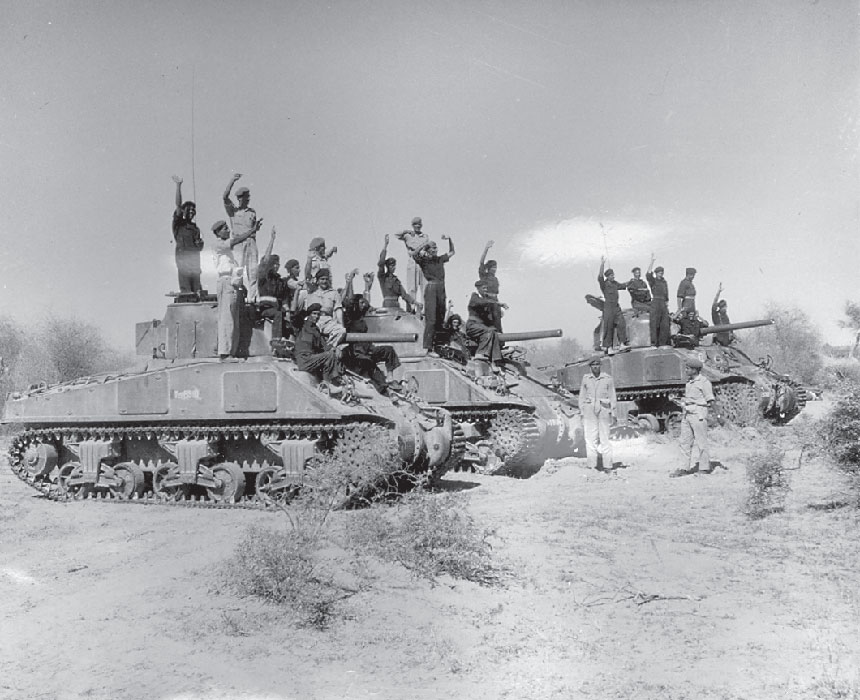 پاکستانی فوجی 65 کی جنگ کے دوران قبضے میں لیے گئے بھارتی فوج کے ٹینکوں پر بیٹھ کر جشن منا رہے ہیں۔