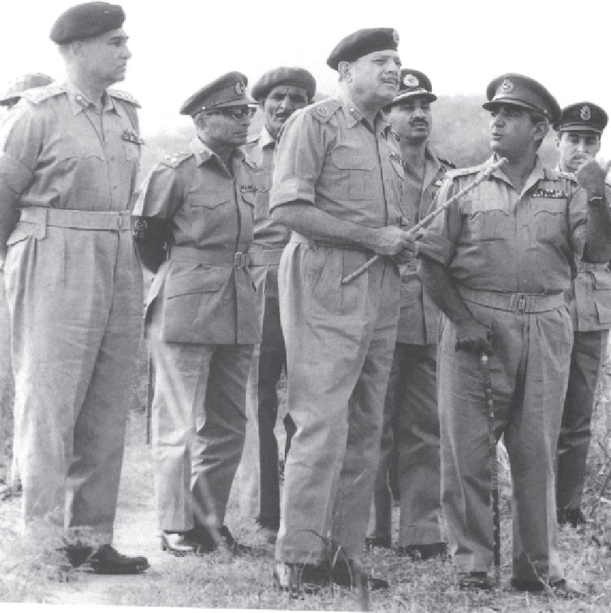 میجر جنرل آغا محمد یحیٰ خان فیلڈ مارشل ایوب خان کو اگلے مورچوں پر جنگ کی صورتحال سے آگاہ کر رہے ہیں۔ تصویر میں اس وقت آرمی کے کمانڈر انچیف جنرل محمد موسیٰ (بائیں) اور کمانڈر انچیف ائیر فورس نورخان (دائیں سے تیسرے نمبر پر) کو دیکھا جا سکتا ہے۔