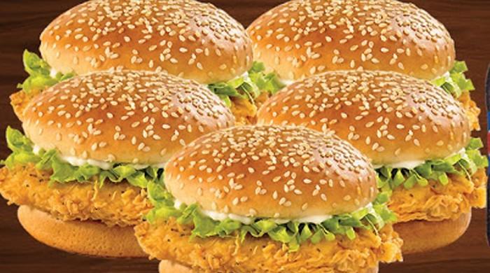 کراچی کی خاتون رمضان ڈیل میں 208 برگر لے اڑی