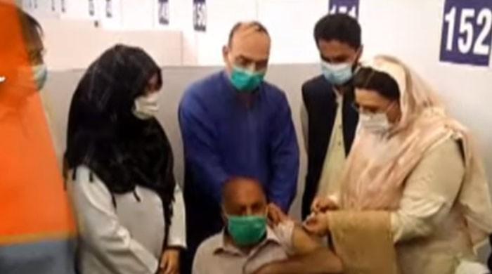 ڈاکٹر فردوس عاشق نے خود ہی شہریوں کی ویکسی نیشن شروع کردی