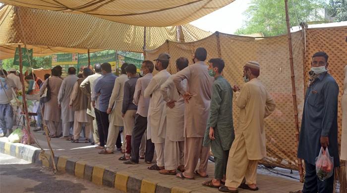 لاہور: سستی چینی کے حصول کیلئے شہری رمضان بازاروں میں خوار