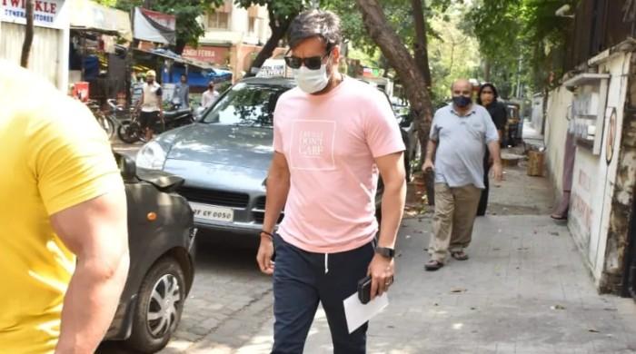  اجے دیوگن کو کلینک سے  نکلتا دیکھ کر مداحوں میں تشویش