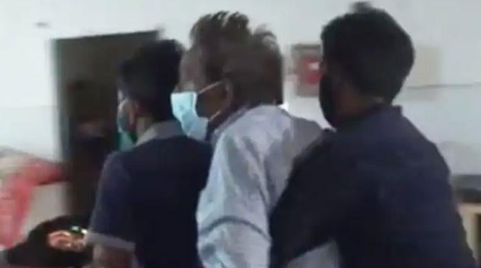 بھارت: اسٹریچر نہ ہونے پر کورونا مریض وارڈ سے موٹرسائیکل پر منتقل