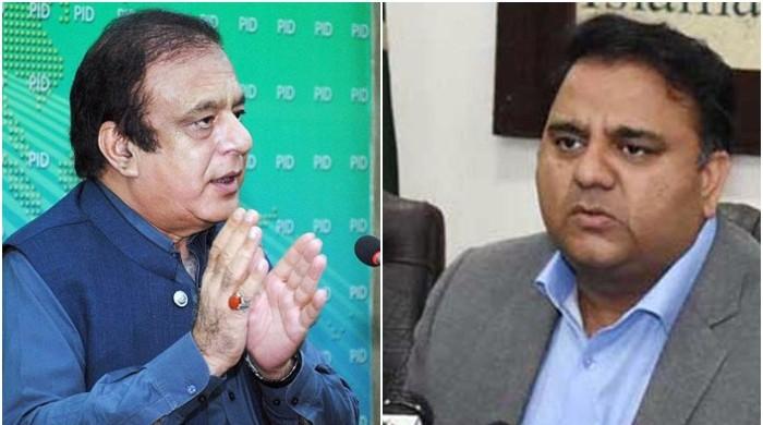 پاکستان میں بننے والے وینٹی لیٹرز کے معیار  پر شبلی فراز اور فواد چوہدری آمنے سامنے