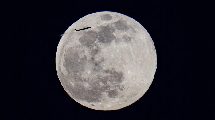  دنیا کےکئی ممالک میں 'گلابی سپر مون' کا نظارہ