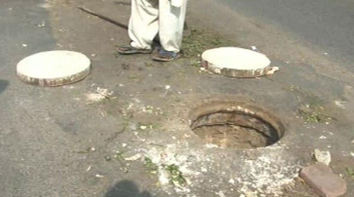 کراچی، مین ہول میں گر کر لاپتا ہونے والے شخص کی لاش نالے سے نکال لی گئی