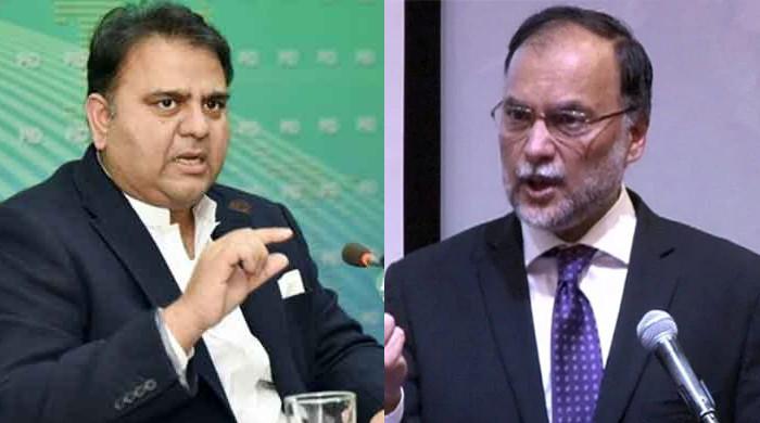 انتخابی اصلاحات کے معاملے پر احسن اقبال اور فواد چوہدری آمنے سامنے