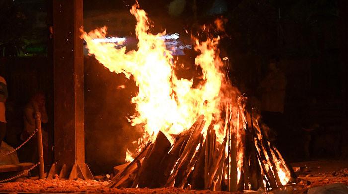 بھارت: باپ کی موت پر دلبرداشتہ بیٹی نے جلتی چتا پر چھلانگ لگادی