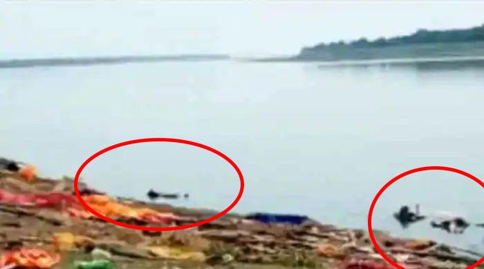 بھارت میں کورونا سے ہلاک مریضوں کی لاشیں گنگا میں بہا دی گئیں