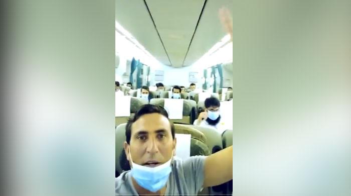 یونس خان کی وطن واپسی پر طیارے میں بنائی گئی جیت کے جشن کی ویڈیو وائرل