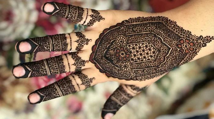 عید آئی ہے، ہاتھوں پر کیسی مہندی سجائی جائے؟