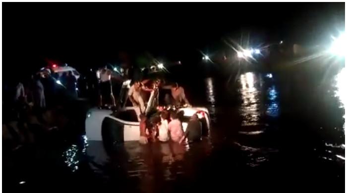 شیخوپورہ، ویگن نہر میں گرنے سے ایک ہی خاندان کے7 بچوں سمیت 11 افراد جاں بحق