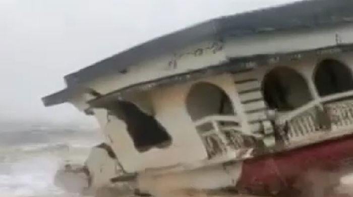 بحیرہ عرب میں بننے والے سمندری طوفان نے بھارت میں اثر دکھانا شروع کردیا