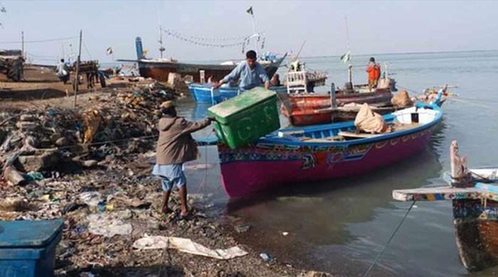 طوفان کے پیش نظر سمندر میں موجود ماہی گیروں نے واپسی شروع کردی