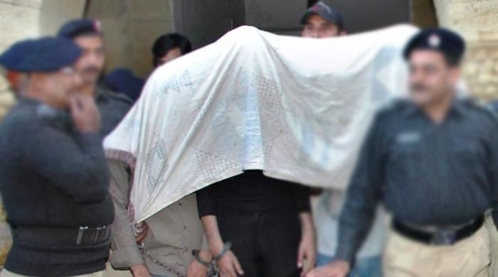 شکارپور میں پولیس اہلکاروں کی شہادت،ڈاکوؤں کی سہولت کاری کے الزام میں کراچی سےگرفتاریاں