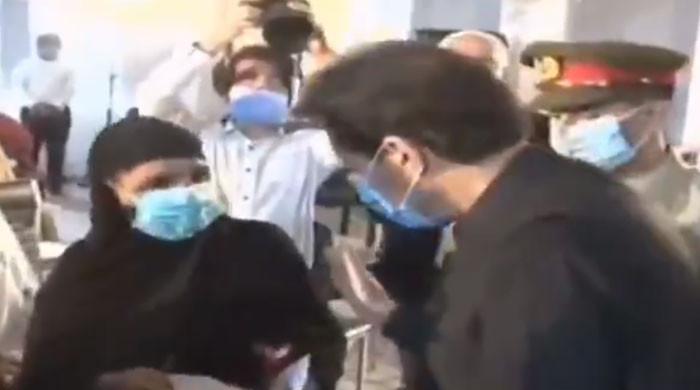 ’بینظیر والا نہیں یہ احساس پروگرام ہے‘، خاتون کی شکایت پر وزیراعظم کا جواب