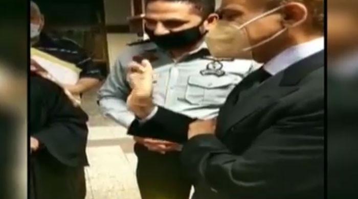 شہباز شریف کو لندن جانے سے روکنے والے سب انسپکٹر کو انعام سے نواز دیا گیا