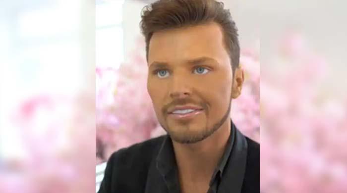 اپنے چہرے کو باربی کی طرح بنانے والا نوجوان