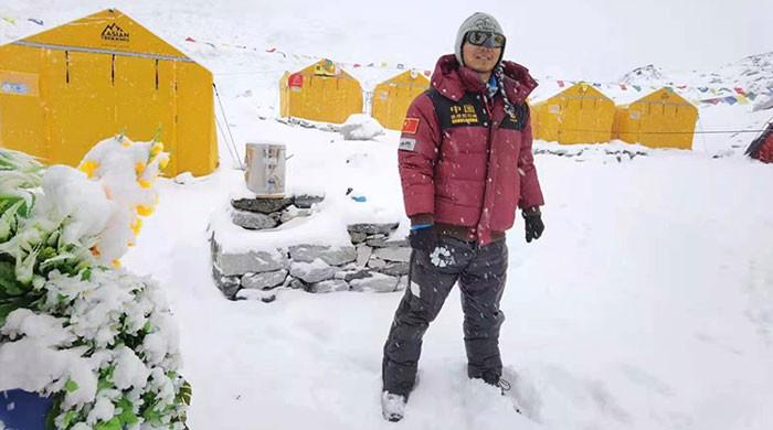 بینائی سے محروم چینی شخص نے دنیا کی بلند ترین چوٹی سرکرلی