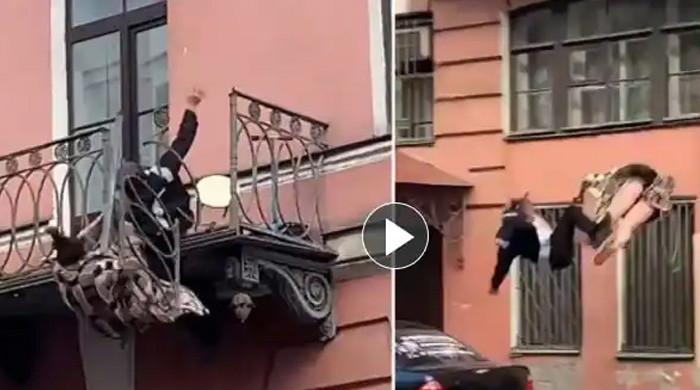 میاں بیوی ہاتھا پائی کے دوران بالکونی سے نیچے آگرے