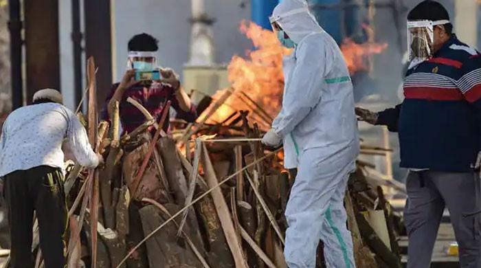 کورونا سے مرنے کے شبے میں جلائی جانے والی خاتون زندہ گھر لوٹ آئی