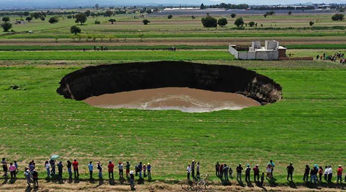 میکسیکو میں زرعی زمین پر اچانک پراسرار گہرا گڑھا پڑگیا