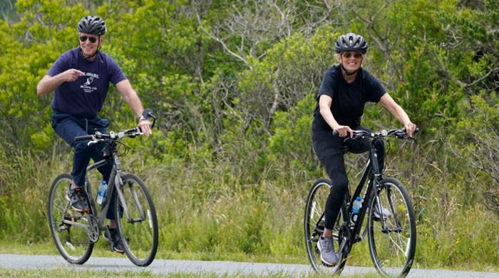 امریکی صدر جوبائیڈن کا اہلیہ کے ہمراہ سائیکل پر گشت