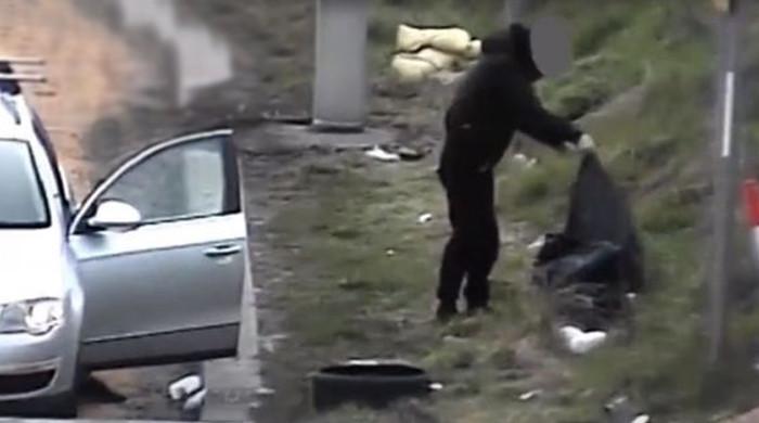 موٹر وے پرکچرا پھینکنا کار سوار کو مہنگا پڑگیا، پولیس نےطویل چکر لگواکرصفائی کروائی