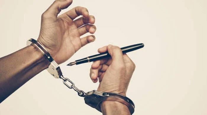 قلم سے ہتھکڑی تک