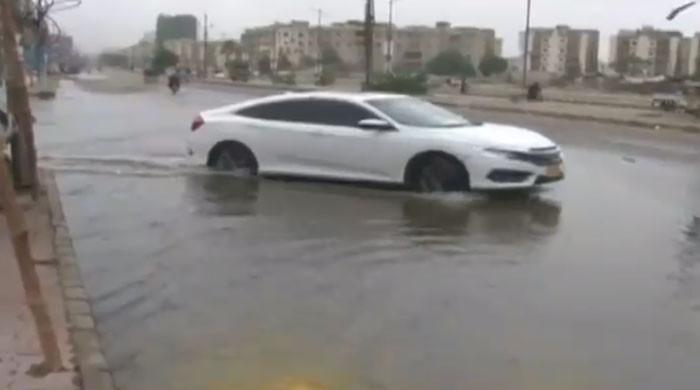 جامعہ کراچی میں رات گئے پھٹنے والی پانی کی لائن کی مرمت مکمل نہ ہوسکی