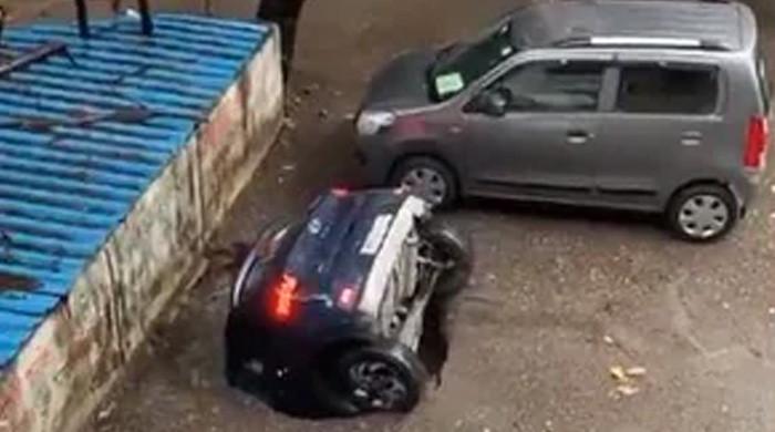 ویڈیو: زمین میں دھنسنے والی گاڑی کو باہر نکال لیا گیا