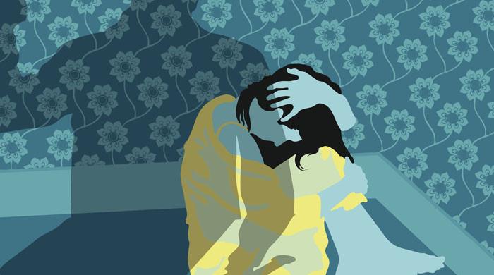 بغیر اجازت رقم خرچ کرنے پر شوہر کا بیوی پر بہیمانہ تشدد